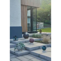 Globe Flower Pot Ø30 Bordeaux - AYTM - Koop Online -lampenmaster winkel 5704444073181globe bordeaux 305